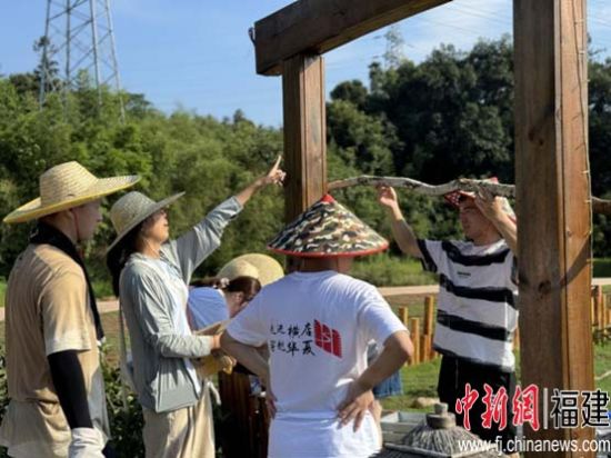 图为两岸学子在实践现场动手合作。 18luck快乐彩
建筑工程学院供图 图为两岸学子在实践现场动手合作。 18luck快乐彩
建筑工程学院供图