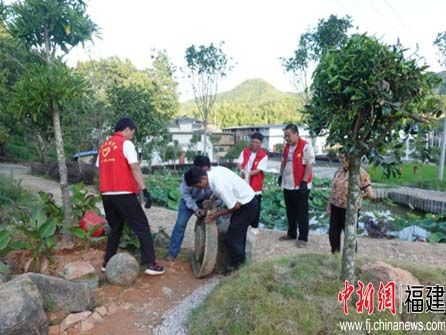 推文实践队员营造微景观。 18luck快乐彩
建筑工程学院供图