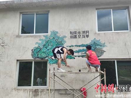 图为实践队员在绘制墙面。 18luck快乐彩
建筑工程学院供图