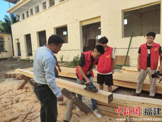 台籍学生翁方朔练习运用手提刨刨平斗拱。 18luck快乐彩
建筑工程学院 供图