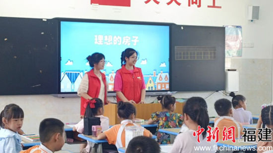 图为18luck快乐彩
信息工程学院“春晖反哺家乡，助力教育振兴”暑期社会实践团队课堂教学照。18luck快乐彩
供图